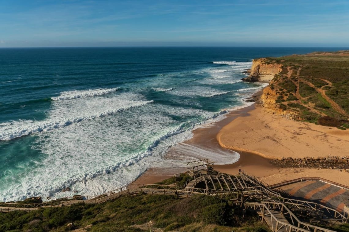 Playa Ribeira d’Ilhas, una de las playas de Lisboa más elegidas para el surf