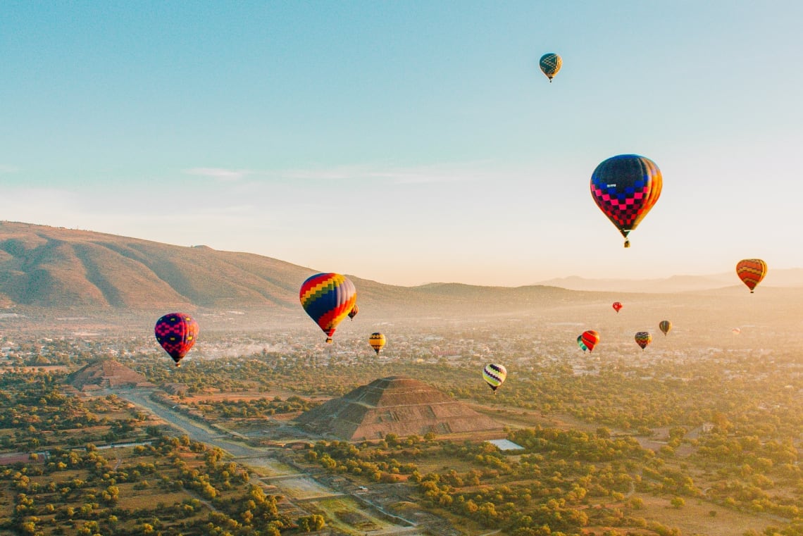 Globos aerostáticos sobrevolando la&nbsp;Zona Arqueológica de Teotihuacán