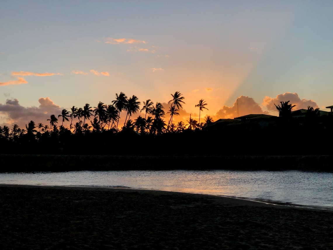 Pôr do sol no encontro do Rio Imbassaí com o mar – Foto: Gretel Devill