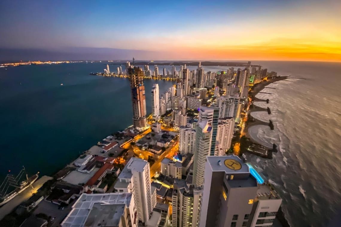 Vista aérea de la península de Bocagrande, playa de Cartagena en el centro