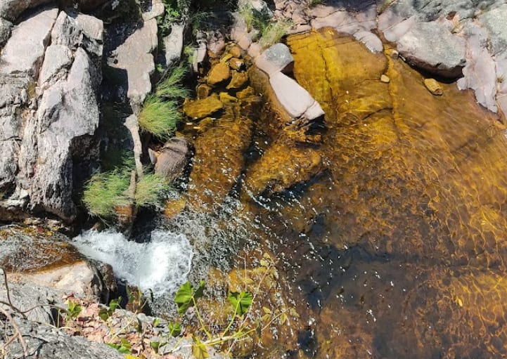 queda d'água e poço na chapada dos veadeiros, em goiás