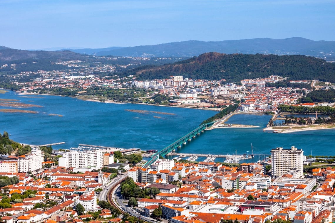 Vista desde lo alto de&nbsp;Viana do Castelo, con puente cruzando el río