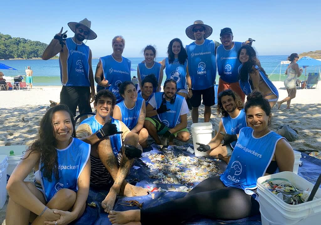 Grupo de voluntarios al terminar la limpieza de la playa de Canasvieiras