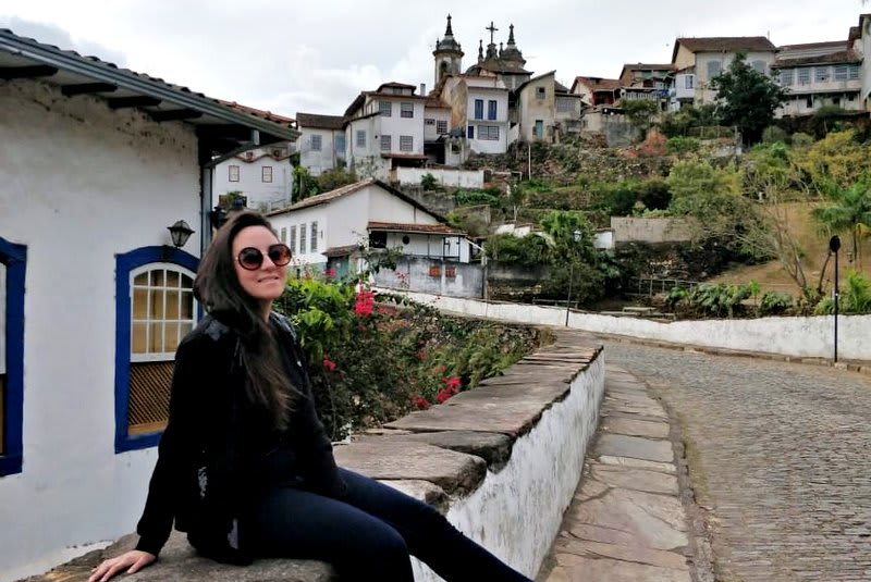 mulher posando em Ouro Preto, em Minas Gerais