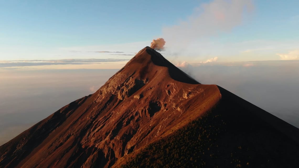 Acatenango volcano hike: view of the smoking crater