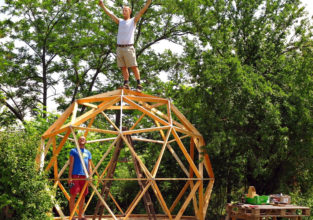 Dos voluntarios en un domo: uno dentro y otro arriba