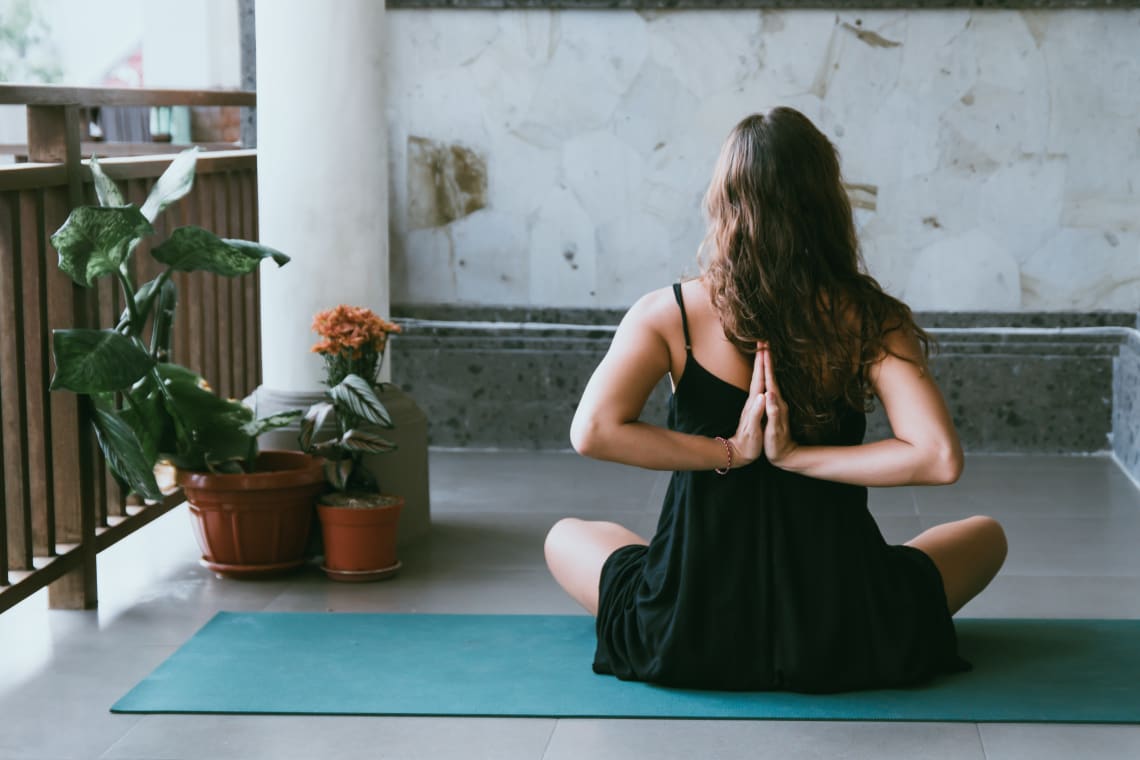 Mulher praticando yoga