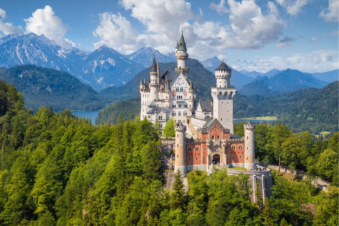 Castillo Neuschwanstein visto desde lejos