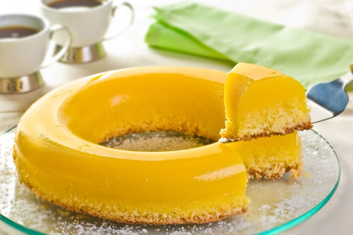 Porción de quindim siendo cortada