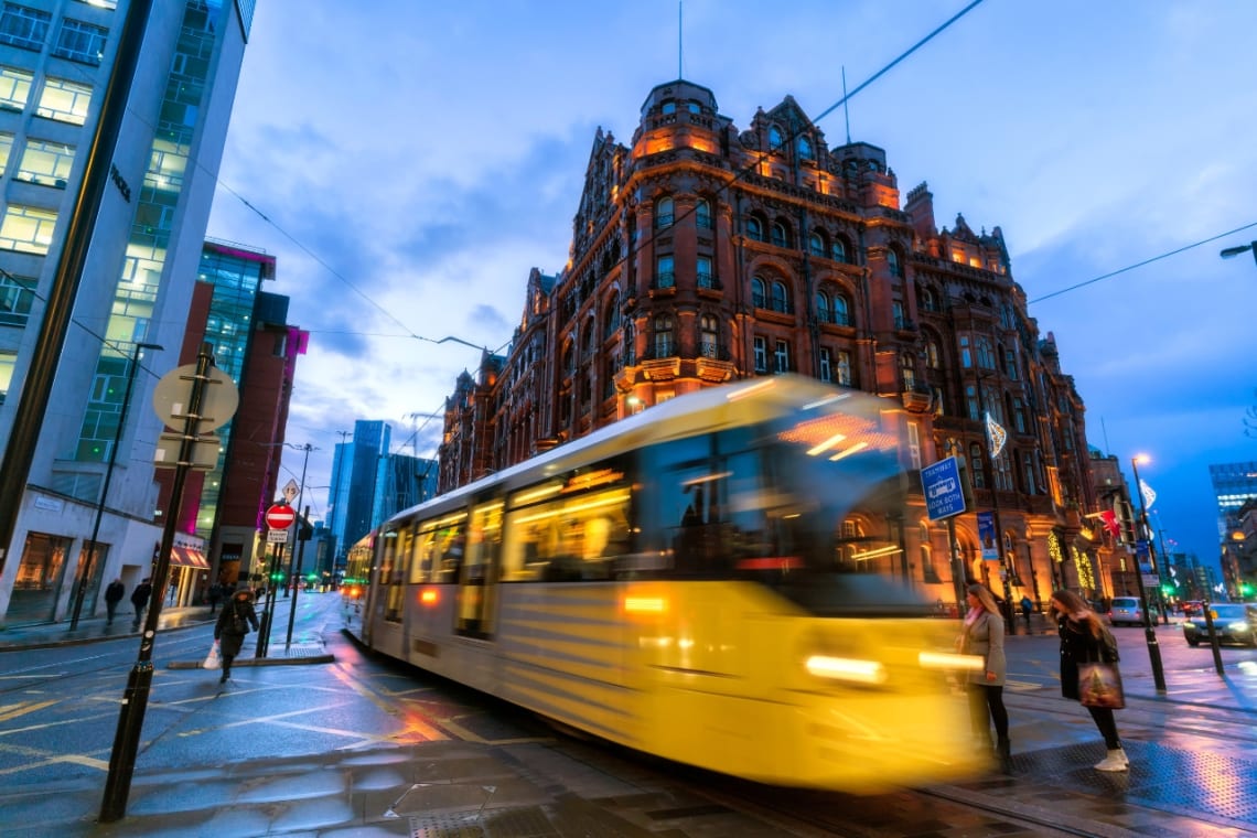 Tram pasando por el centro de Mánchester, una de las principales ciudades de Inglaterra