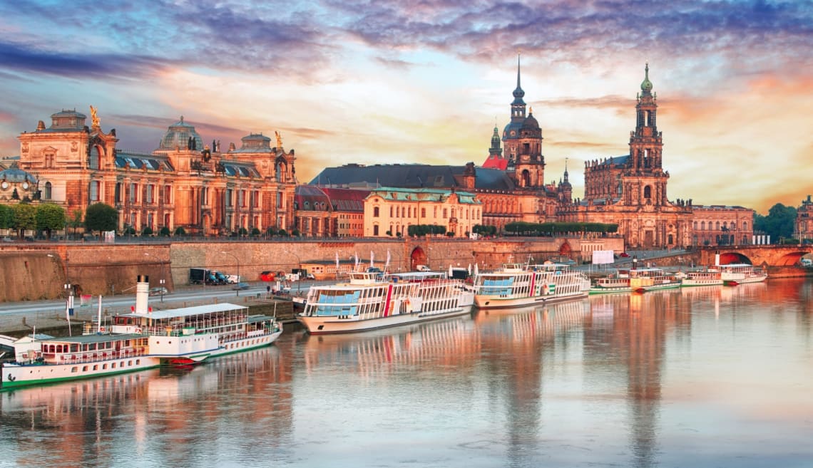 Ciudad de Dresden a orillas del río Elba al atardecer