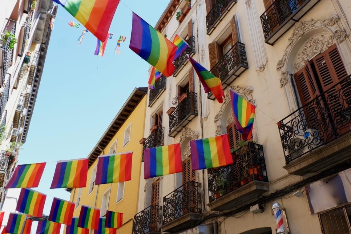 Banderas LGBTIQ+ en edificios de Chueca, una de las mejores zonas de hospedaje en Madrid