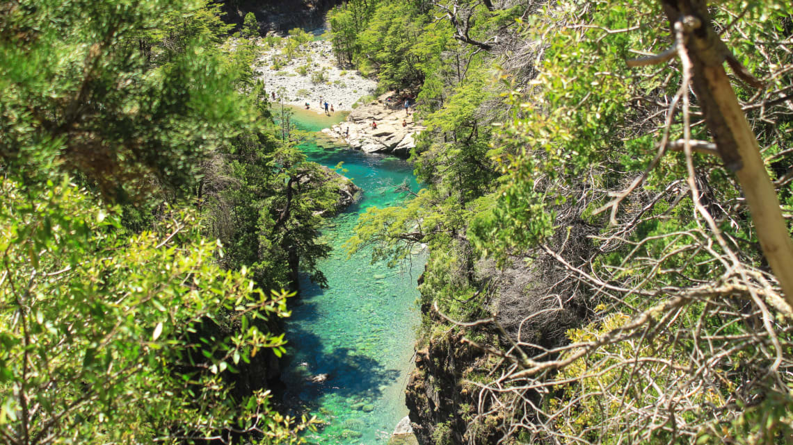 Río color turquesa en El Bolsón. Patagonia argentina