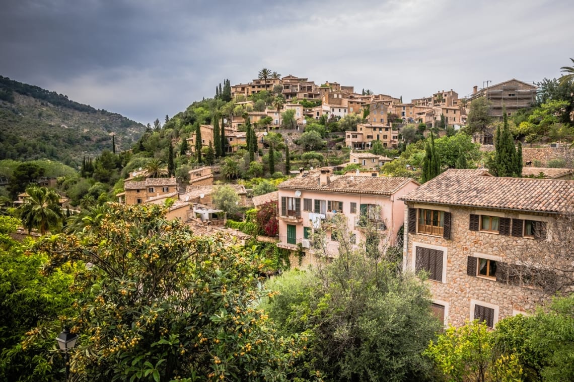 Pequeño pueblo Deiá en una colina de Mallorca