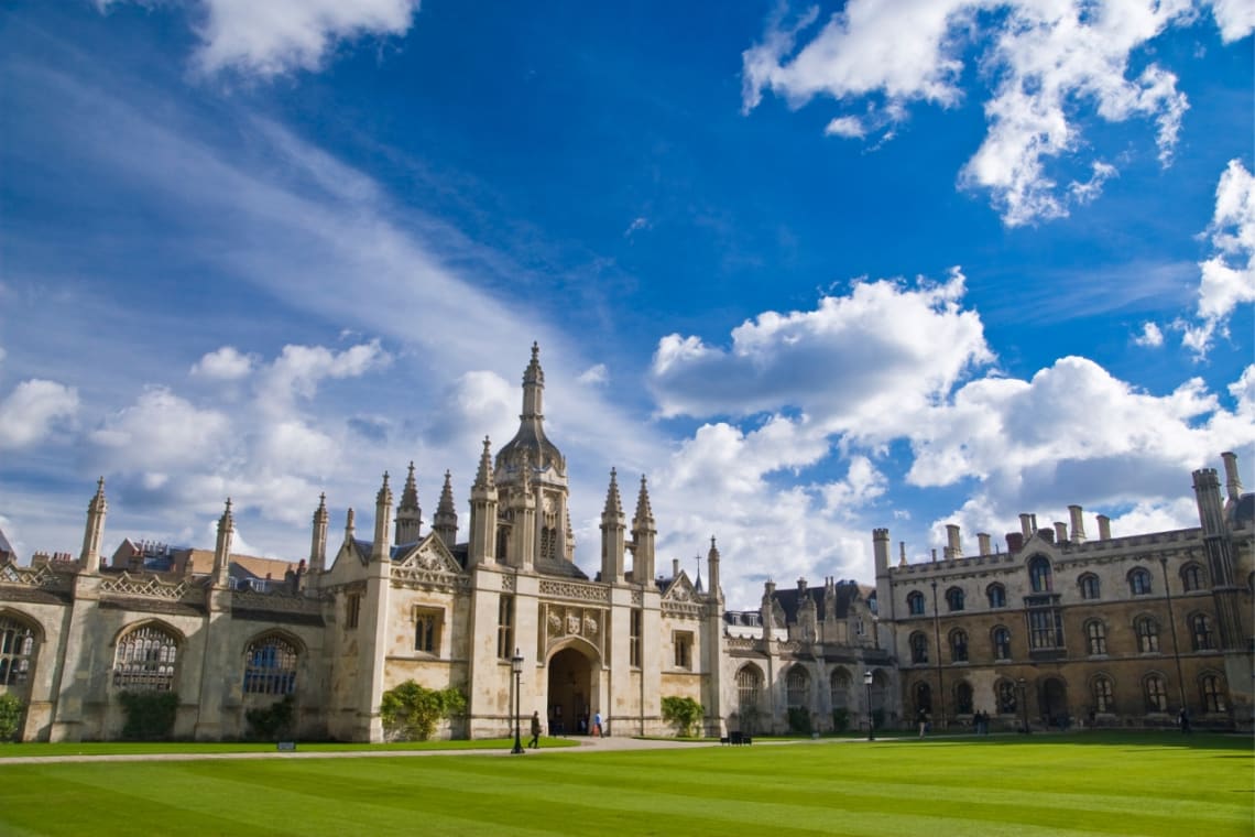 Vista desde el parque de una de las facultades de Cambridge, uno de los mejores lugares para visitar en Inglaterra