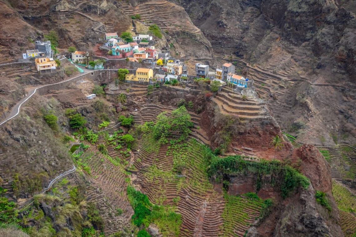 Pequeña aldea Fontainhas en lo alto de un acantilado. Isla Santo Antao, Cabo Verde