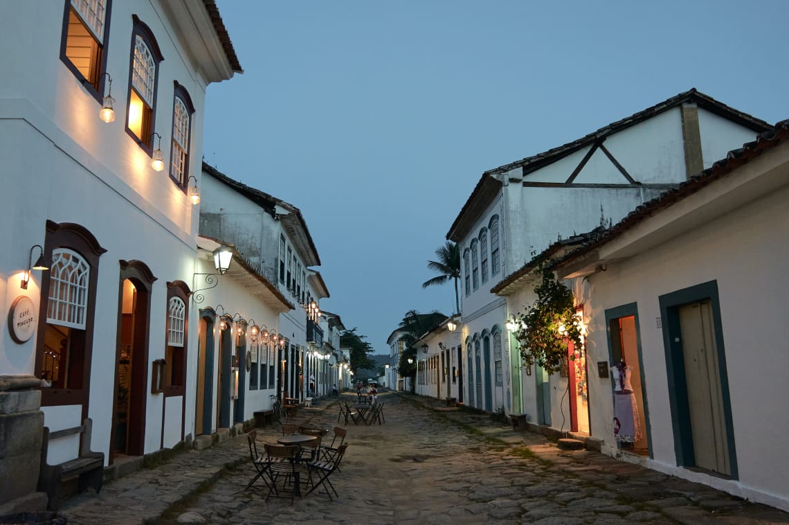 Rua de Paraty iluminada ao cair da noite