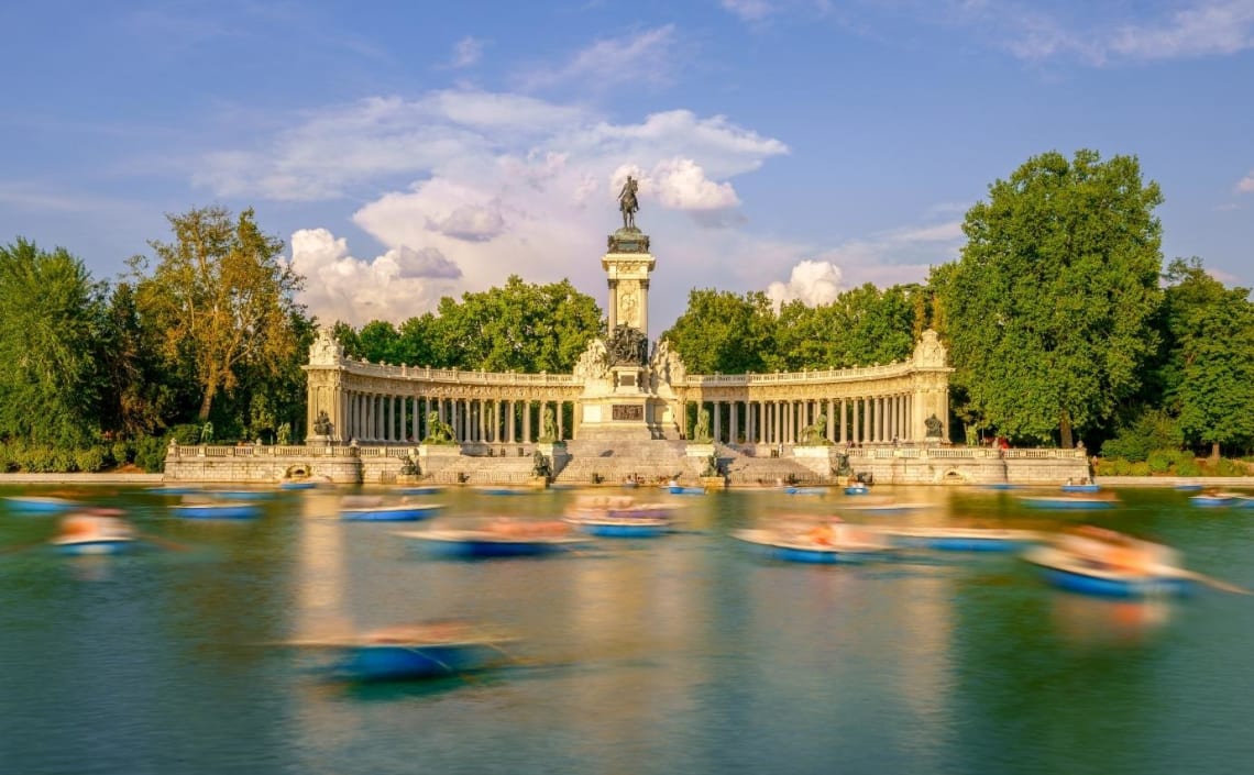 Botes en la laguna del Parque El Retiro de Madrid