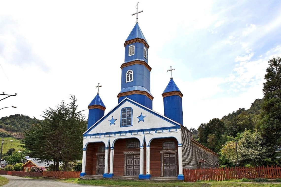 Iglesia de madera azul y blanca en Tenaún, Chiloé