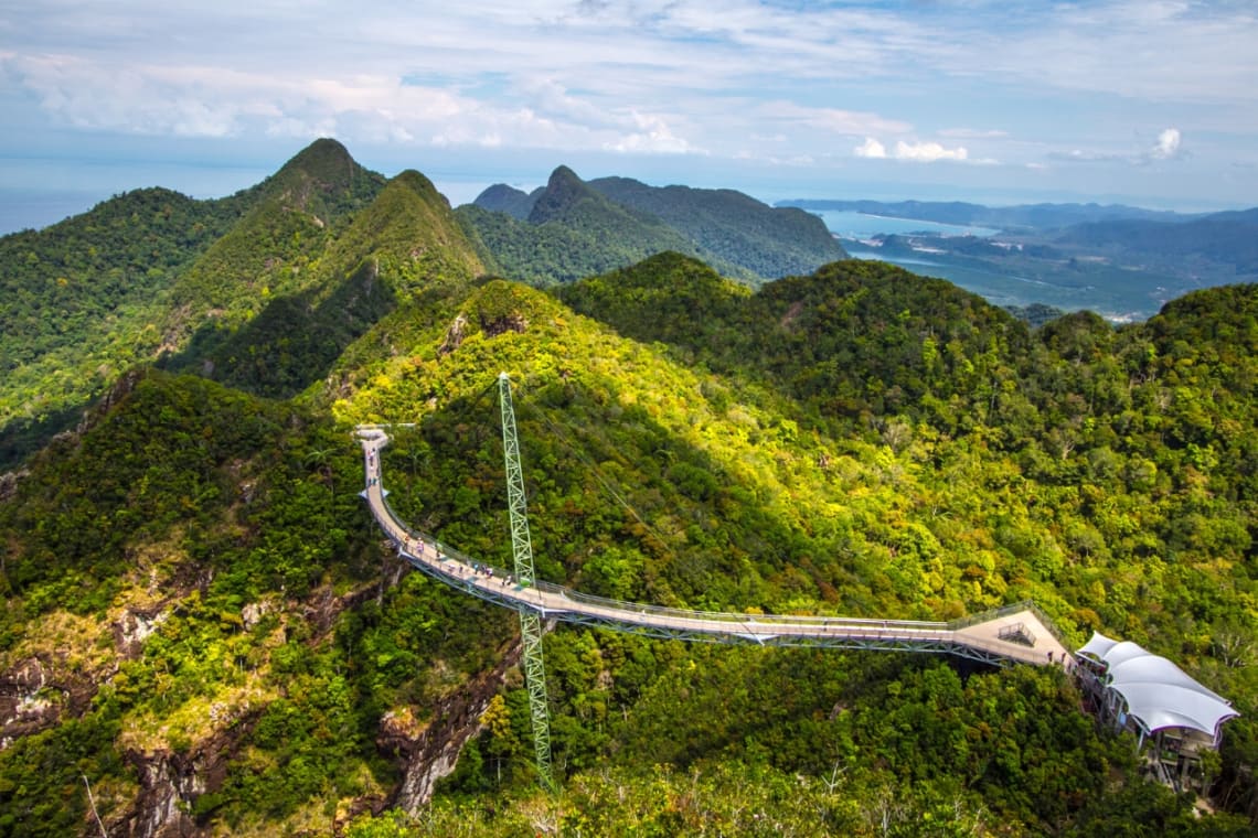 Vista aérea de puente colgante sobre selva de Langkawi