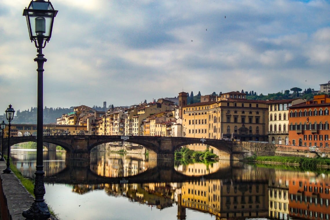 Río Arno en el centro de Florencia