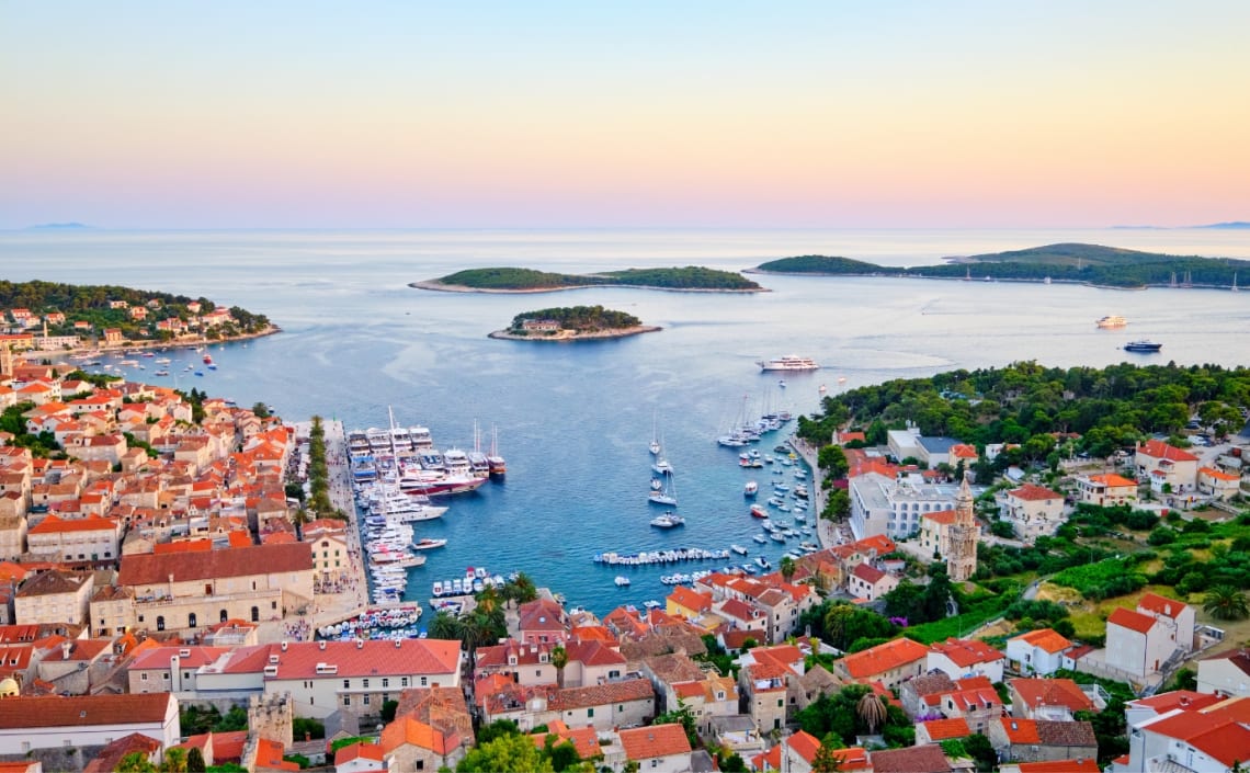 Vista de la ciudad de Hvar desde el Fuerte Fortica, uno de los mejores lugares que ver en Croacia