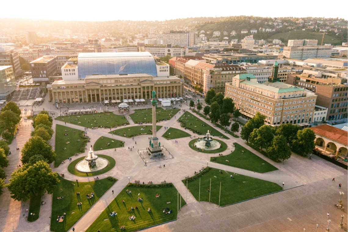 Vista aérea de la plaza central de Stuttgart, una de las mejores ciudades que ver en Alemania