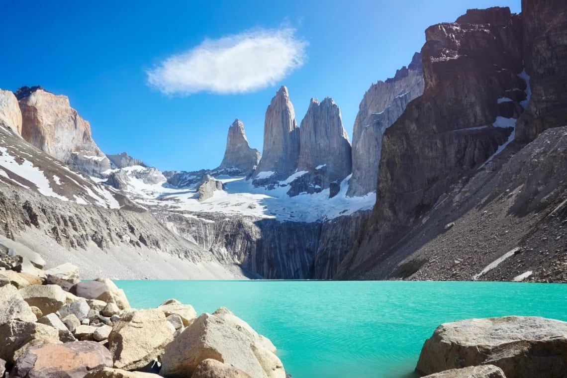Famosos tres picos Torres del Paine detrás de laguna turquesa