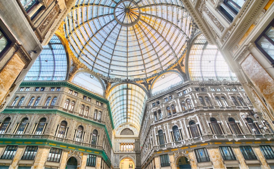 Galleria Umberto Primo con imponente techo de vidrio