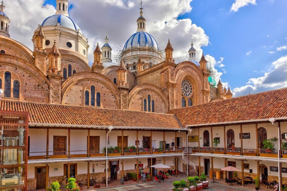 Patio colonial con vista a la Nueva Catedral de Cuenca, uno de los Patrimonios de la Humanidad de Ecuador