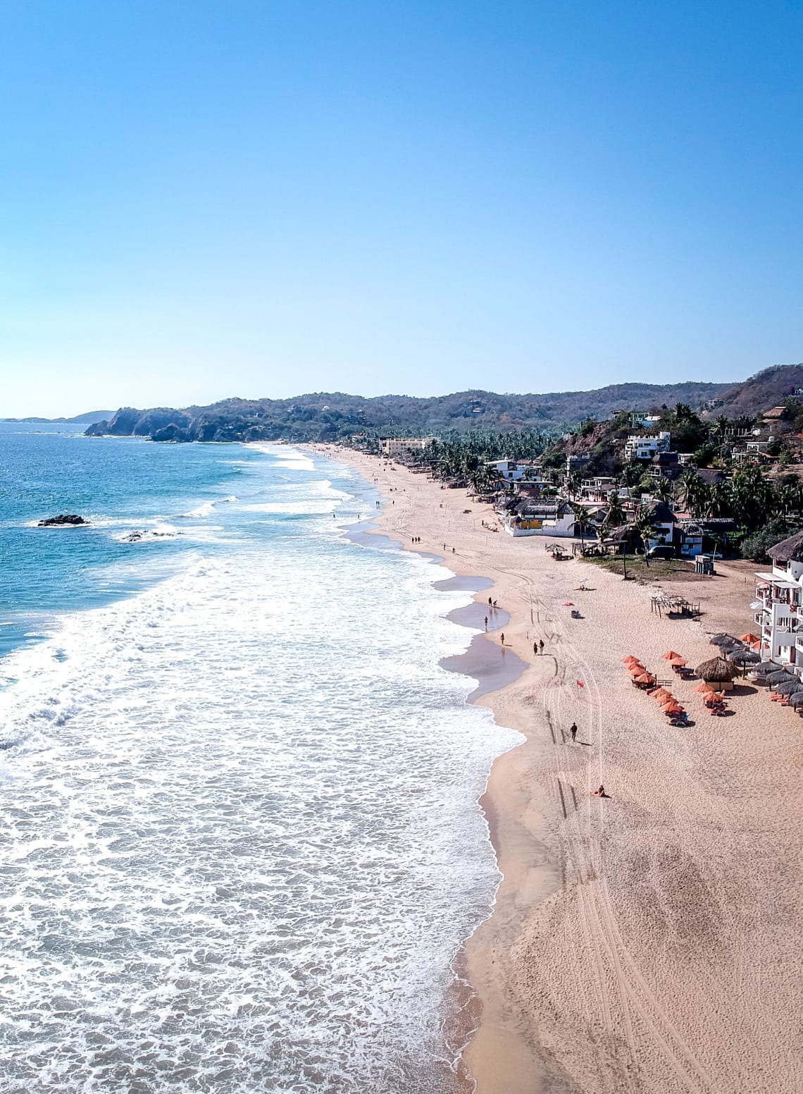 Lugares baratos para visitar Puerto Escondido, México - Worldpackers - vista aerea de una playa en puerto escondido 