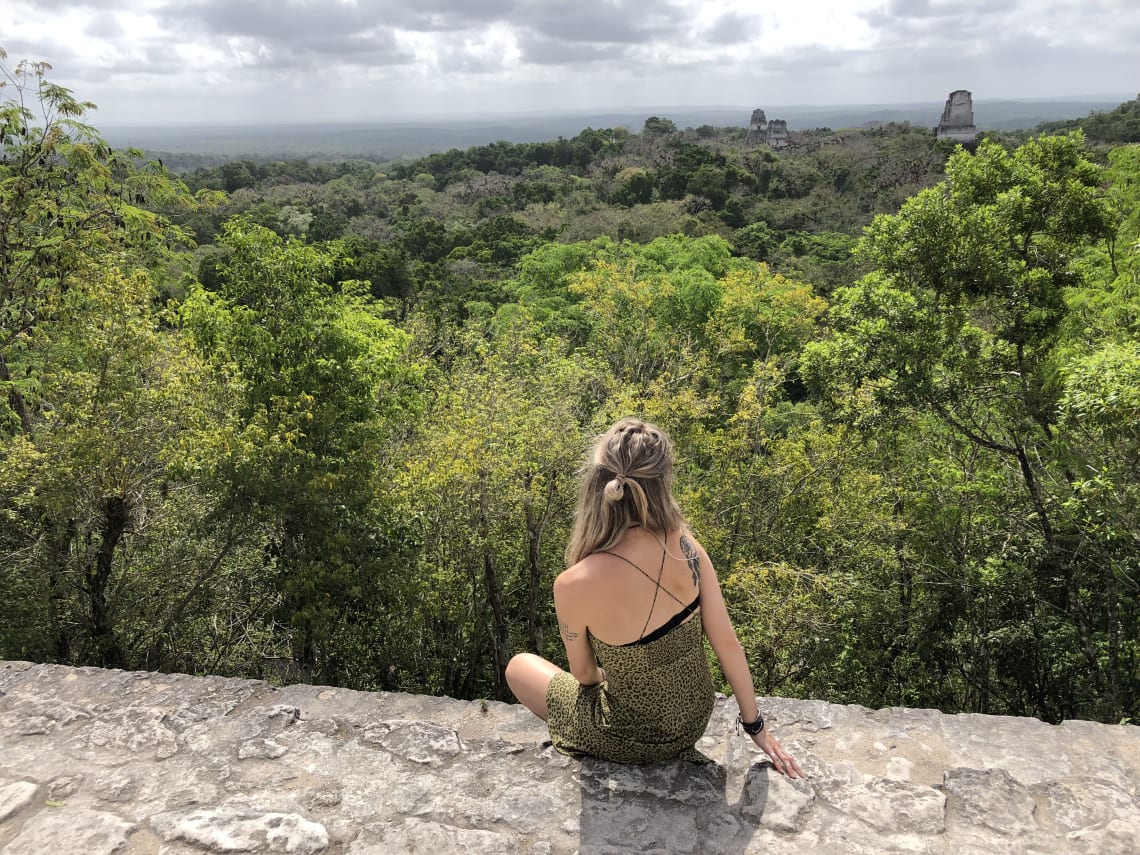 En un mirador con vista a la naturaleza de Flores, Guatemala