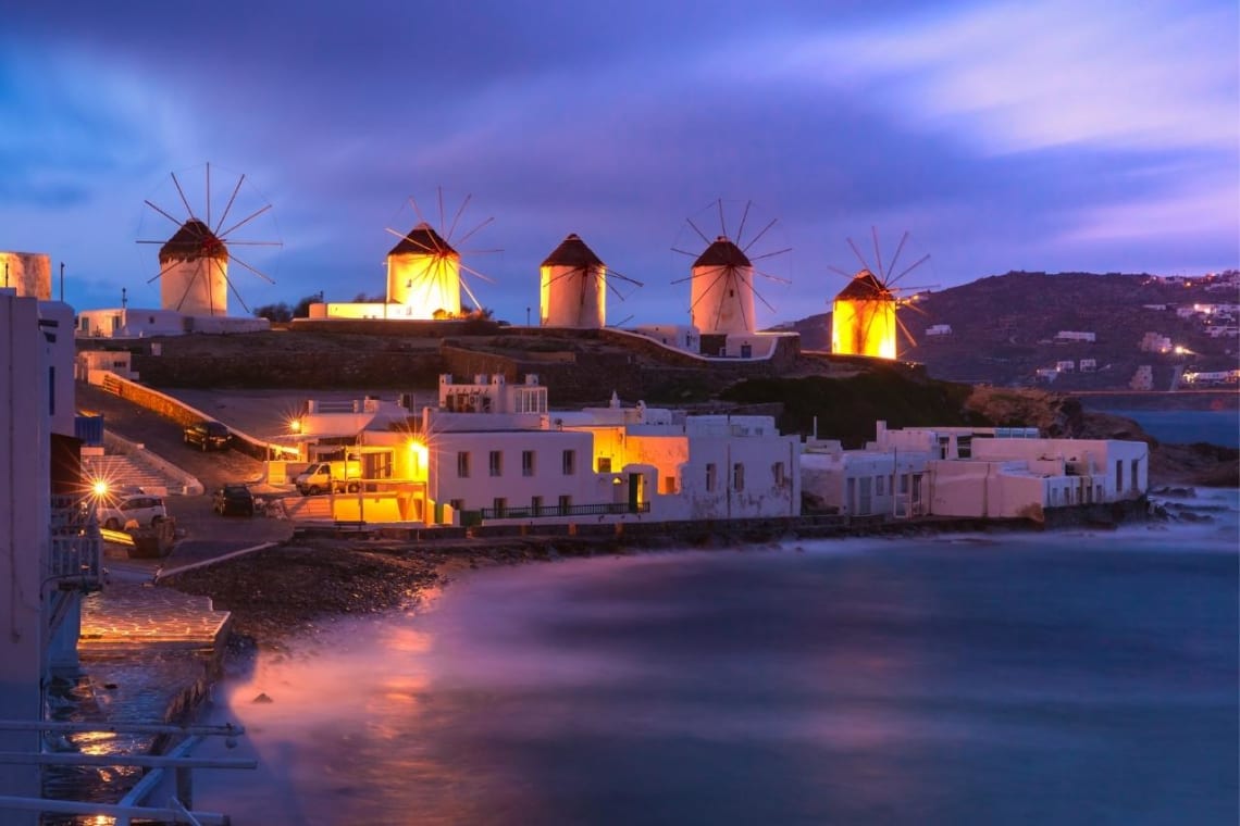 Los famosos cinco molinos de Mykonos, Grecia, por la noche
