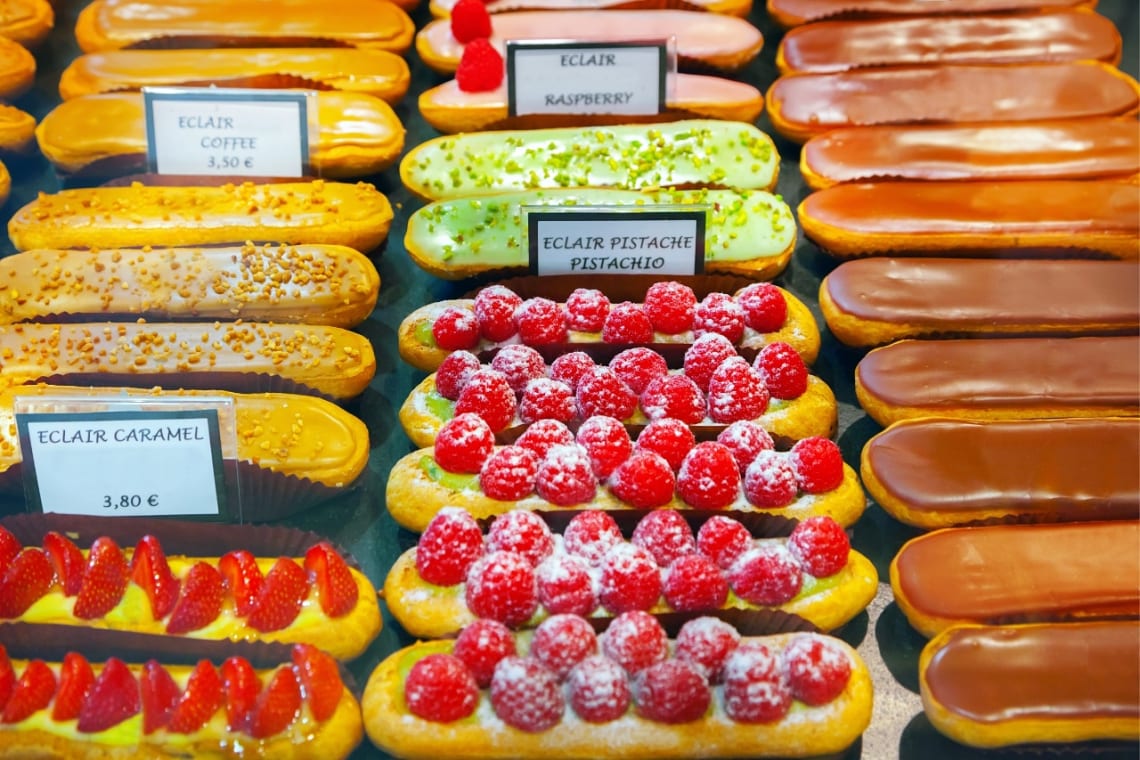 Distintos sabres de eclaires en una boulangerie. Probar las comidas típicas es de las mejores cosas que hacer en Francia