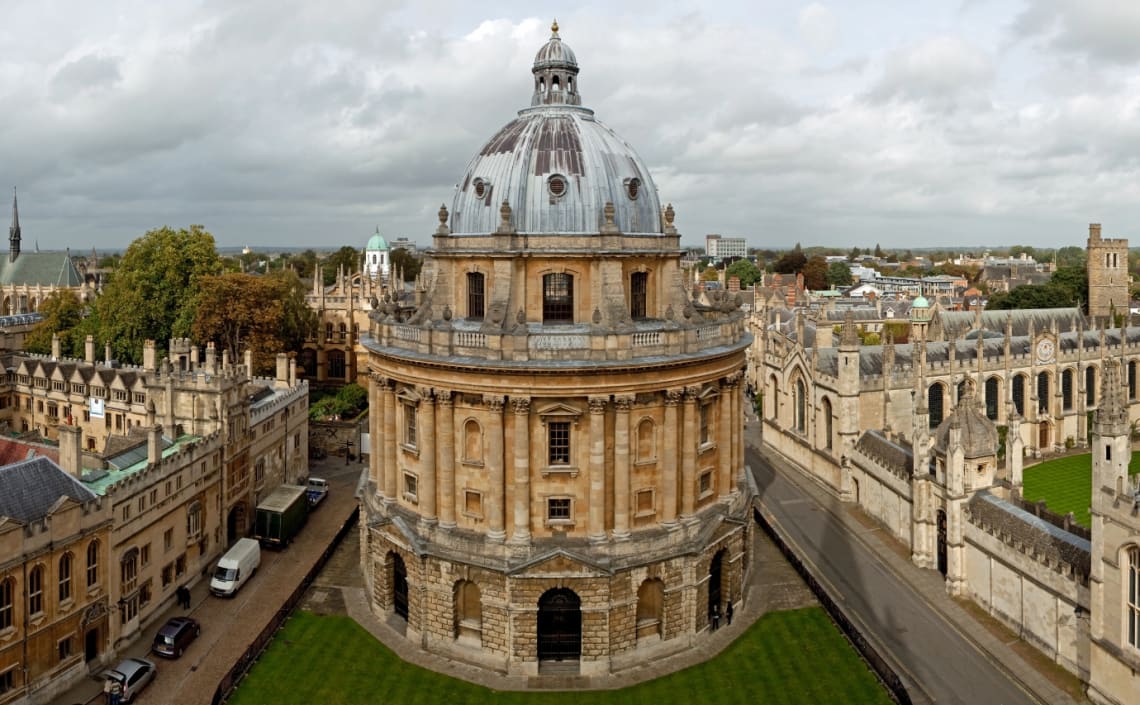 Vista desde lo alto de edificios históricos de la Universidad de Oxford