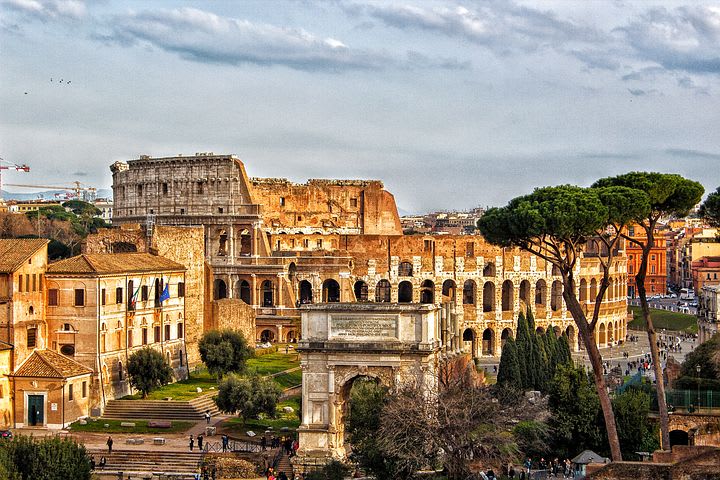 La guía definitiva para explorar Roma como un local - Worldpackers - coliseo romano visto desde el foro romano