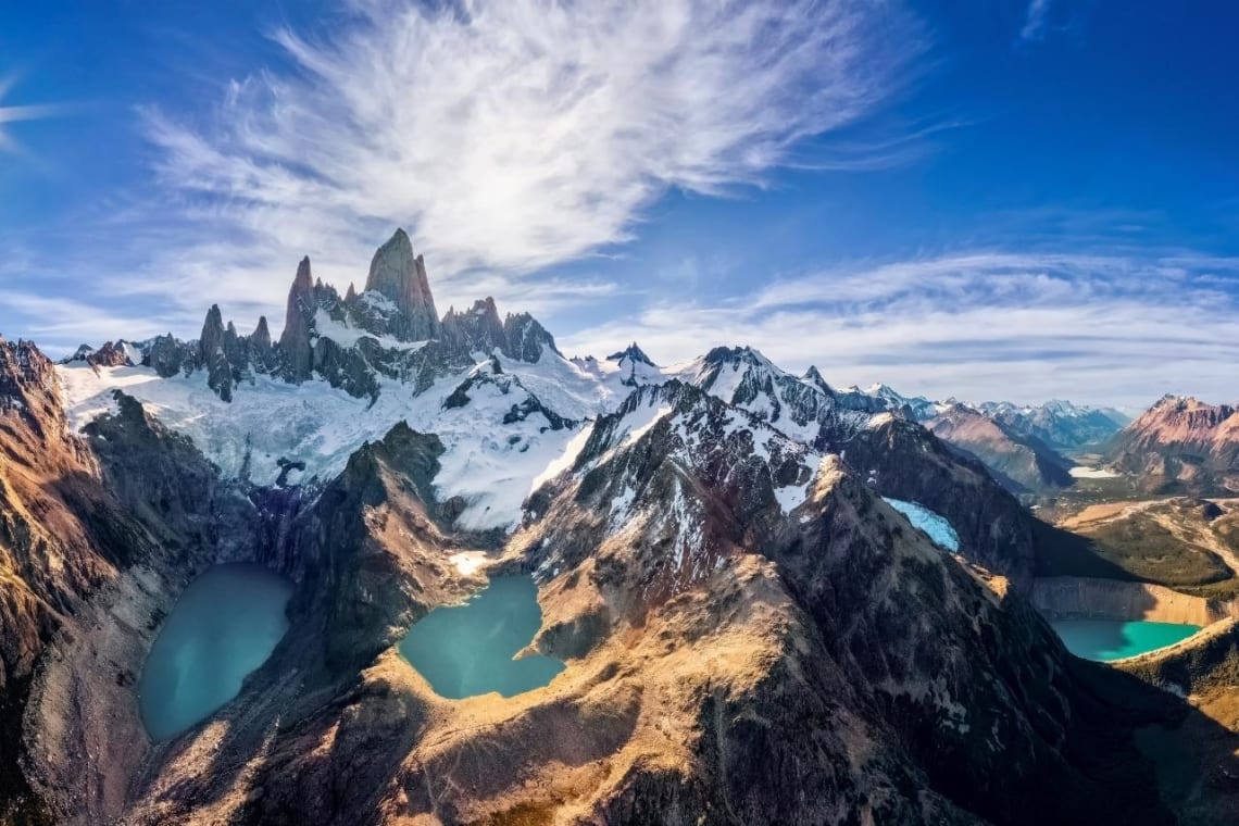 Vista aérea de tres lagunas turquesas con glaciares y Cerro Fitz Roy por detrás