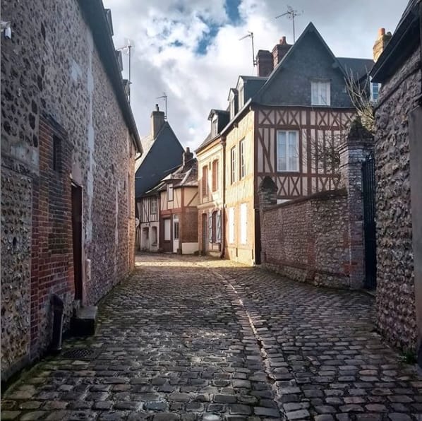 Rua de casas com quase mil anos no centro de Bernay