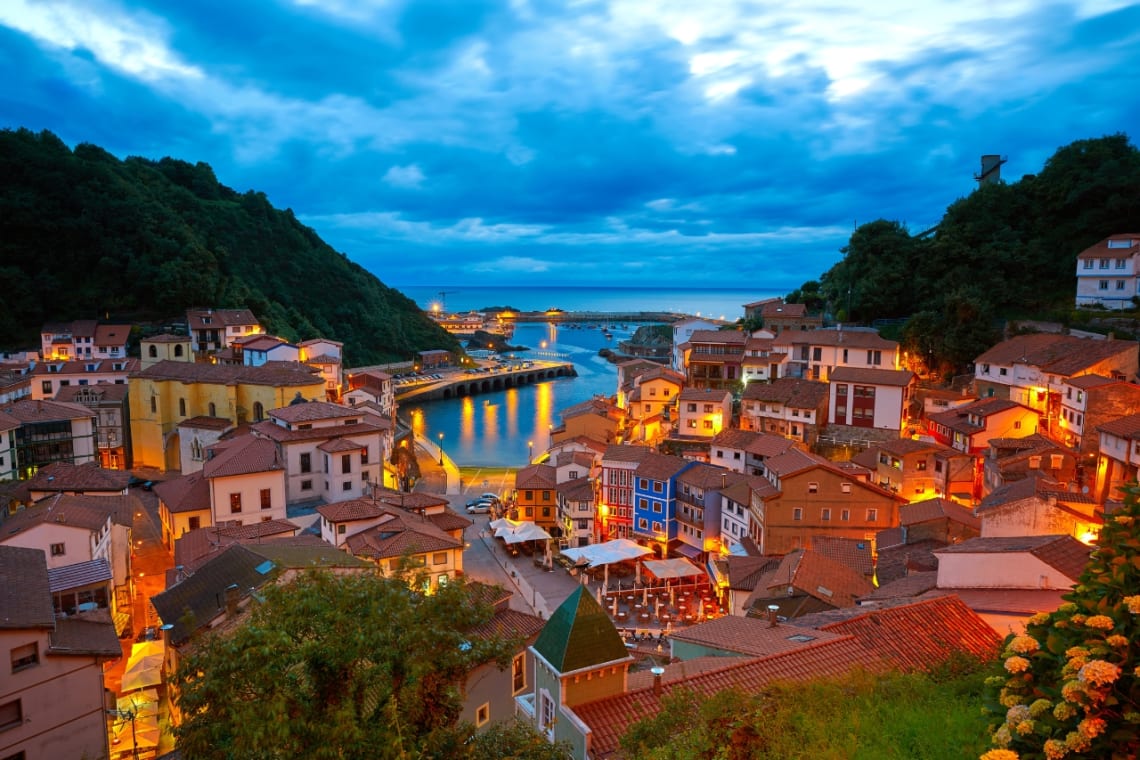Vista desde lo alto de casas de Cudillero en la costa