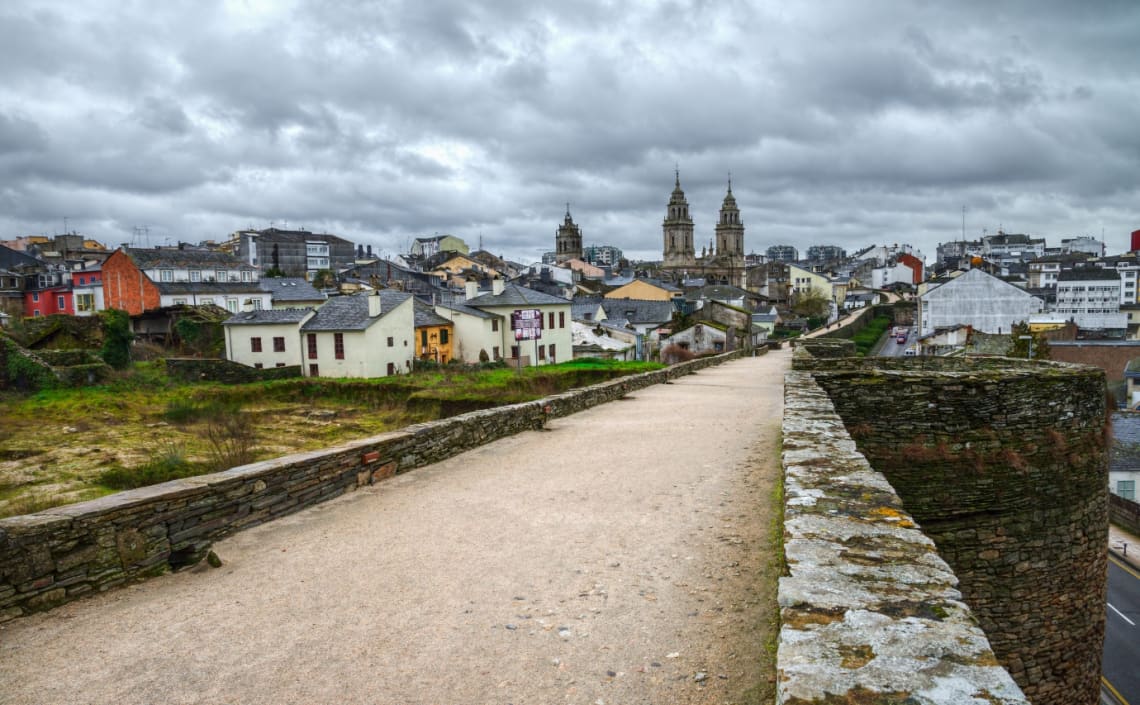 Caminando por la muralla de Lugo, una de las ciudades más baratas de España