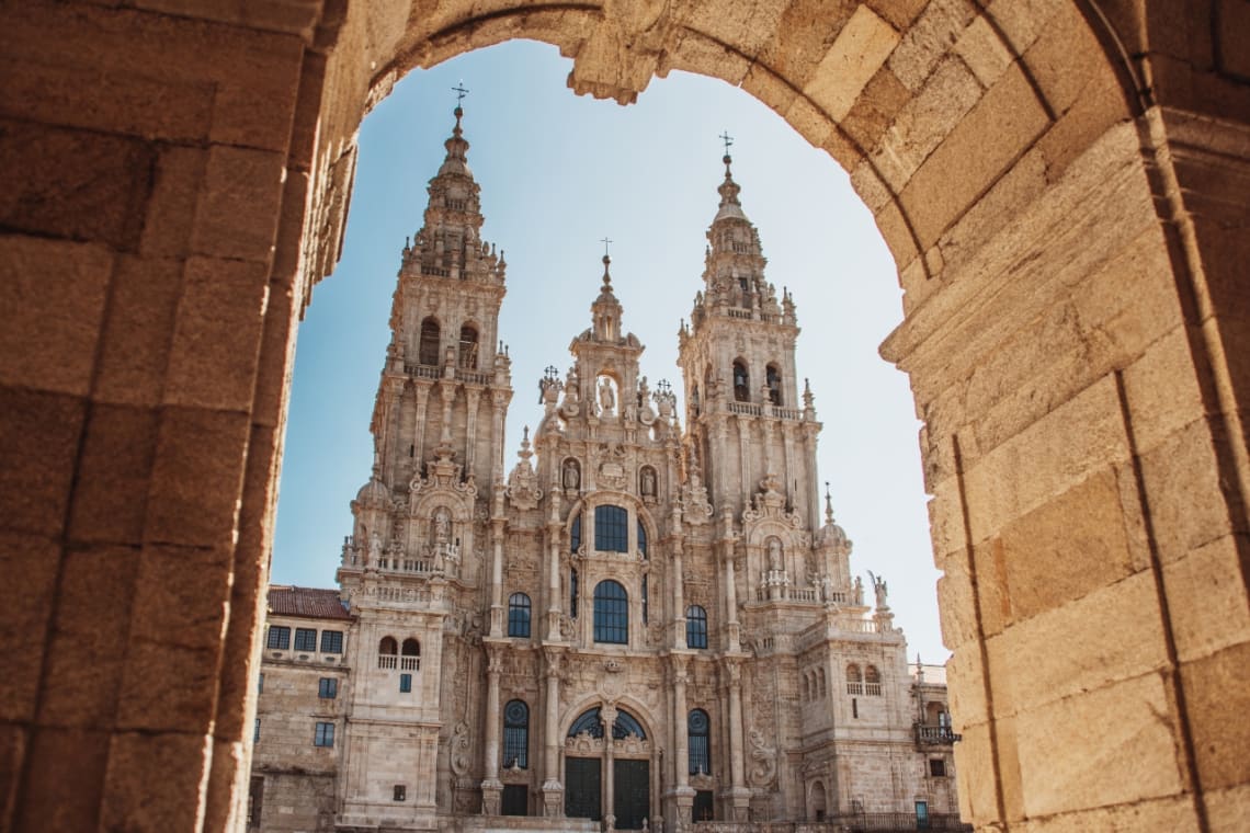 Catedral de Santiago vista desde un arco de piedra