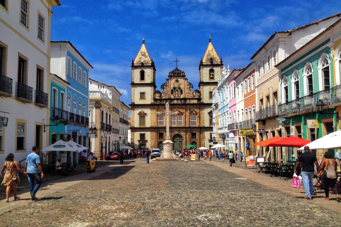 Calle colonial con iglesia y construcciones coloridas en San Salvador