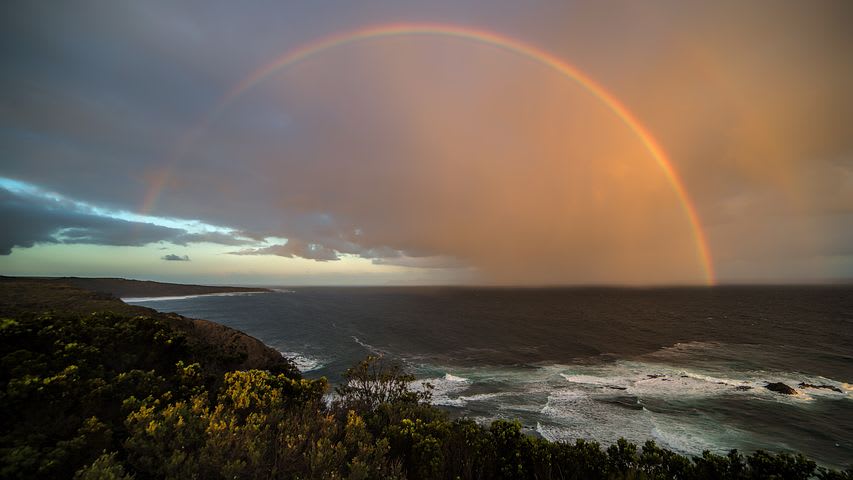 Todo lo que debes saber antes de viajar a Australia - Worldpackers -  un super atardecer con arcoiris en playa en australia