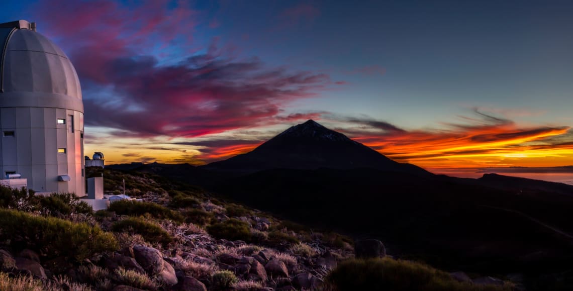 Observatorio astronómico en Parque Nacional del Teide al atardecer
