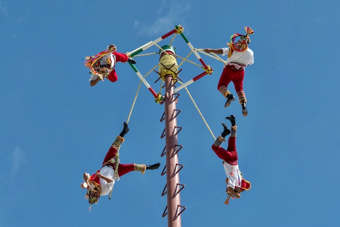 Hombres colgados boca abajo de un mástil: el "rito de los voladores" es una tradición mexicana