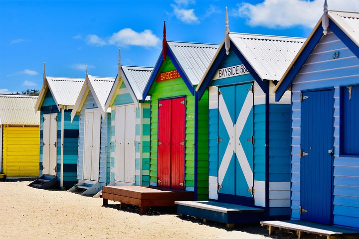 Todo lo que debes saber antes de viajar a Australia - Worldpackers - casas de colores en una playa en Australia  