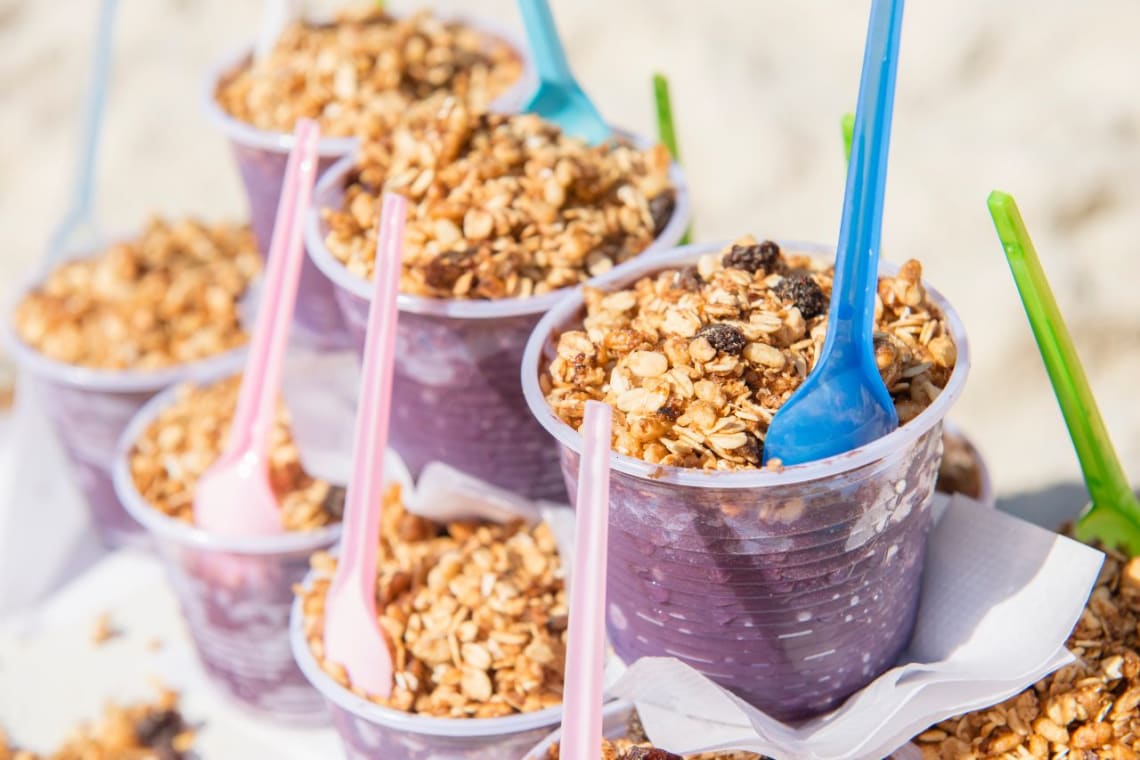 Vasos con açaí y granola al sol