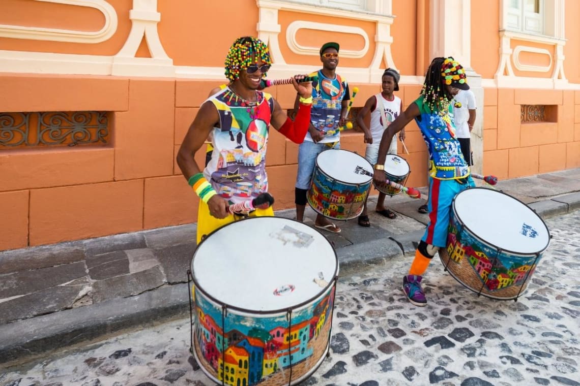 Batucada en una calle de Brasil, un destino genial para viajar solo