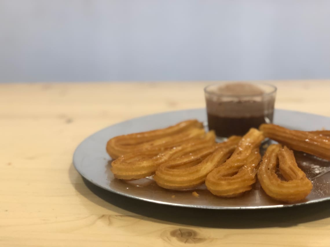 La guía más completa para viajar a Madrid - Worldpackers - probando tapas en Madrid