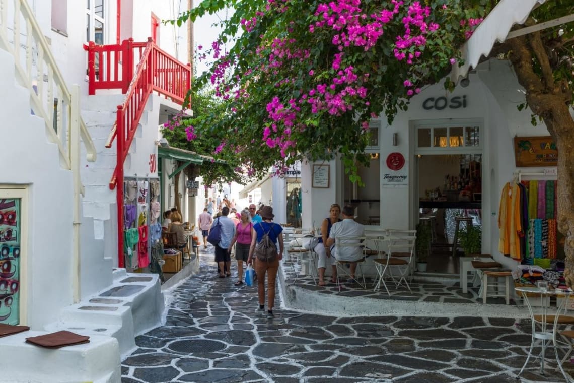 Calle peatonal en el centro de Mykonos, Grecia